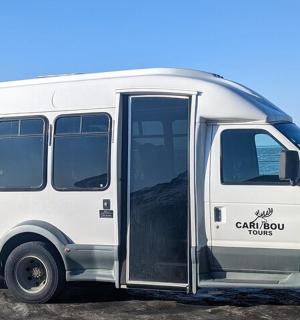 一辆白色露营车,车门敞开