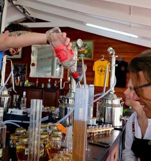 žena stojící za pultem u barmana