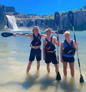 kolm naist seisavad vees vees