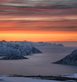 海上日落,远处群山环绕