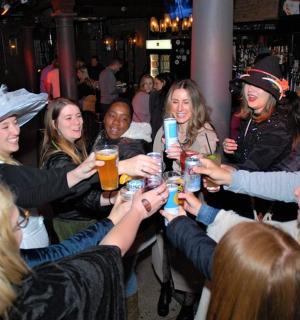 一群人举着啤酒杯