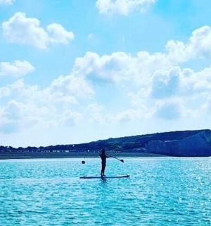 tři lidé na paddleboardech ve vodě