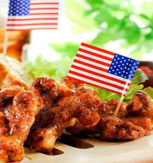 talíř jídla se dvěma americkými vlajkami a sendvič