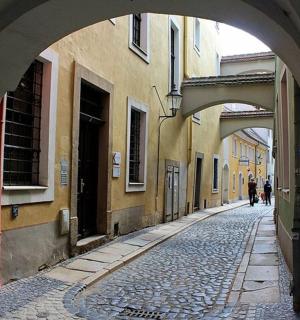 an alley way with an archway in a city