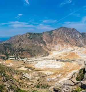 pohled na horu s oceánem v pozadí