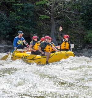 一群人在河上的木筏上