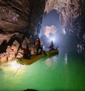 一群人在山洞里的船上