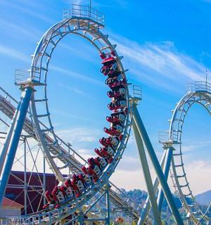 一辆载着一群人的过山车