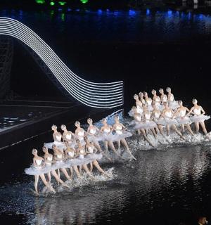 一群人在水中滑冰