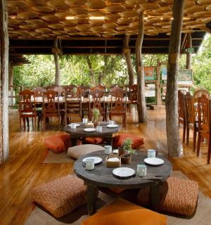 restoran laudade ja toolidega ning seinal seinamaaling