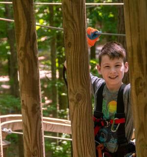 mladý chlapec si hraje na horské dráze