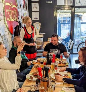 一群人围坐在桌旁吃饭