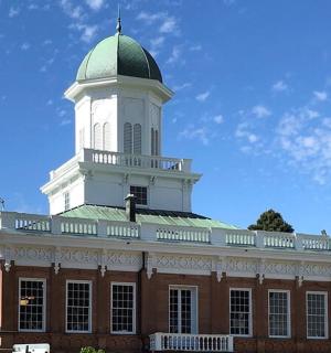 一座带有绿白相间塔楼的大型砖砌建筑