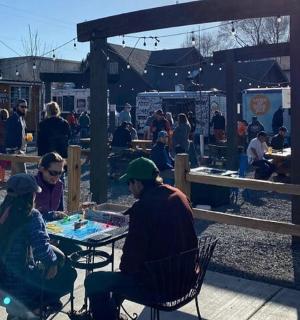 一群人坐在桌边玩游戏