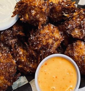 一堆油炸食品配一碗蘸酱