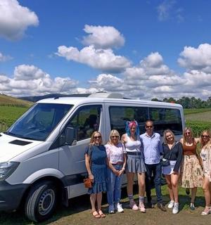 一群人站在一辆货车前