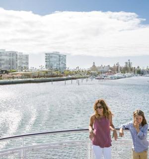 skupina lidí stojící na lodi u vody