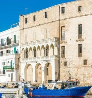 Modrá loď před velkou budovou