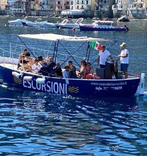 skupina lidí na modré lodi ve vodě