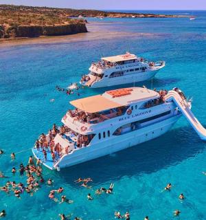 一艘游轮，船上有人在海里游泳