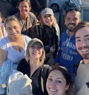 一群人摆姿势拍照