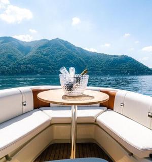 un tavolo sul retro di una barca sull'acqua