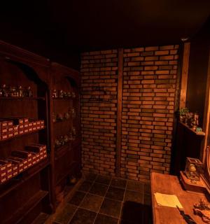 一间黑暗的房间，架子上摆满了酒瓶