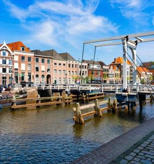 城市中带有码头和建筑物的码头