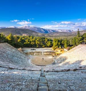 空荡荡的圆形剧场，背景是群山