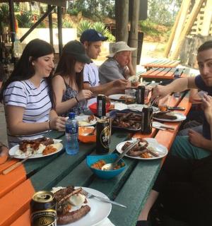 一群人坐在桌旁吃饭