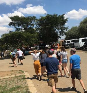 一群人在街上行走