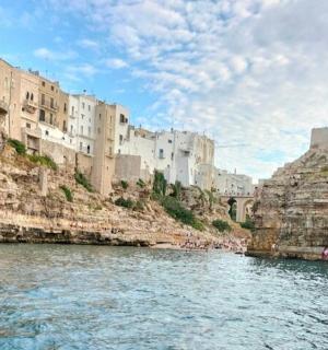 vodní plocha s budovami na úbočí hory