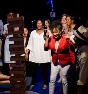 skupina lidí stojících na pódiu