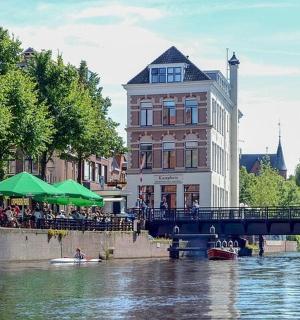 河上的一座桥,人们坐在船上