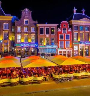 一群人坐在城市街道上的遮阳伞下