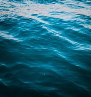 蓝色海水的特写