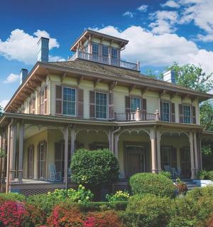 starý dům s věží na vrcholu