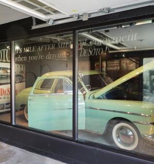 staré auto je vystaveno ve výloze