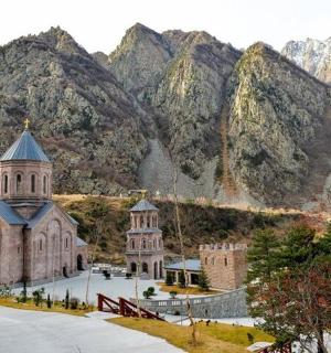一座教堂和一座城堡,背景是群山