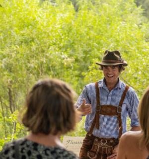 一个戴帽子的男人和一群人说话