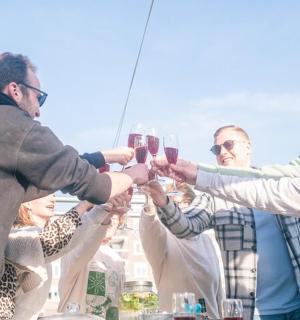 一群人举着酒杯