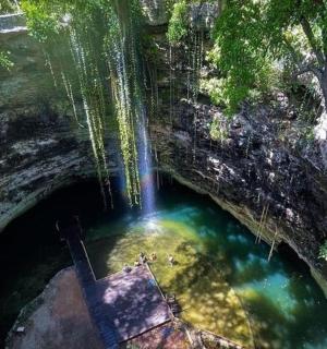 eine Luftaufnahme eines Wasserfalls mit einem Regenbogen