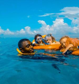 skupina dětí na voru ve vodě