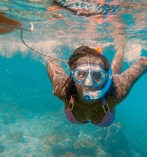 戴着呼吸管在水中游泳的人