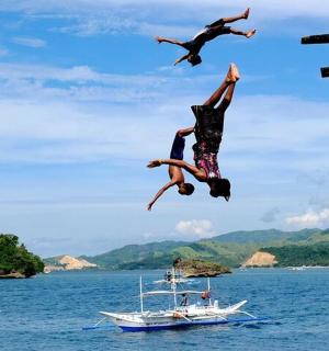 两个人从船上跳入水中