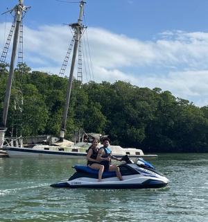 两个人在水中驾驶水上摩托艇