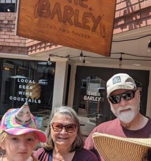 skupina lidí pózujících pro fotografii před pekárnou