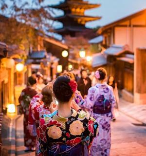 一群穿着和服的人走在街上