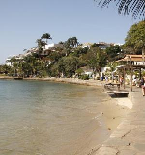 一群人在水边的沙滩上散步