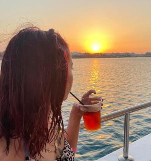 一名女子正在船上喝酒
